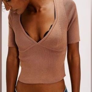 FREE PEOPLE TEAGAN SHORT SLEEVE V NECK SWEATER SP COCO BROWN